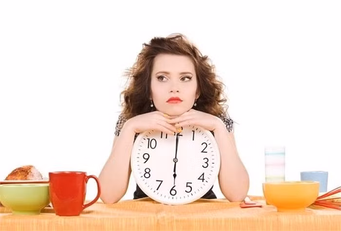 Ăn sáng quá sớm. Nhiều người thói quen dậy sớm và ăn sáng luôn. Thế nhưng, bữa sáng sớm khi dạ dày chưa kịp hoạt động có thể làm tổn thương dạ dày. Hãy để dạ dày nghỉ ngơi dài sau bữa tối thì nó mới hoạt động được năng suất vào sáng hôm sau. Thời gian ăn sáng tốt nhất là 6h30-8h sáng.