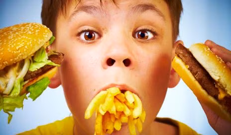 Ăn sáng bằng đồ ăn nhanh. Đồ ăn nhanh thừa chất béo và ít chất xơ sẽ khiến cơ thể bạn thừa năng lượng. Chất béo dẫn đến các bệnh giảm tuổi thọ như huyết áp, tim mạch nguy hiểm.