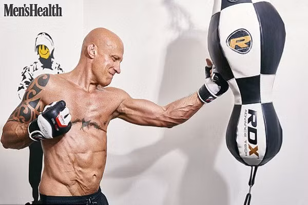 Jonathan Fear hàng ngày phải đối mặt với rất nhiều loại bệnh như xương sườn bị biến dạng và viêm màng não.