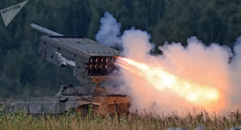 Theo ông Igor Kirillov, người đứng đầu lực lượng phòng thủ bức xạ, hóa học và sinh học Nga, Tosochka chính thức được phát triển từ tháng 11/2012. Trong khoảng thời gian từ năm 2015 đến 2018, vũ khí này đã được hoàn thiện những tính năng chiến đấu dựa vào những kinh nghiệm thực chiến trên chiến trường Syria của phiên bản TOS-1A.