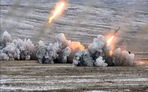 Tuy nhiên, với việc lấy kinh nghiệm chiến đấu tại Syria của phiên bản TOS-1A để hoàn thiện khả năng chiến đấu cho TOS-2 Tosochka cho thấy, rất có thể trong thời gian tới vũ khí mới này sẽ được Nga điều đến Syria. Ảnh trong bài: Hệ thống pháo nhiệt áp TOS-1A.