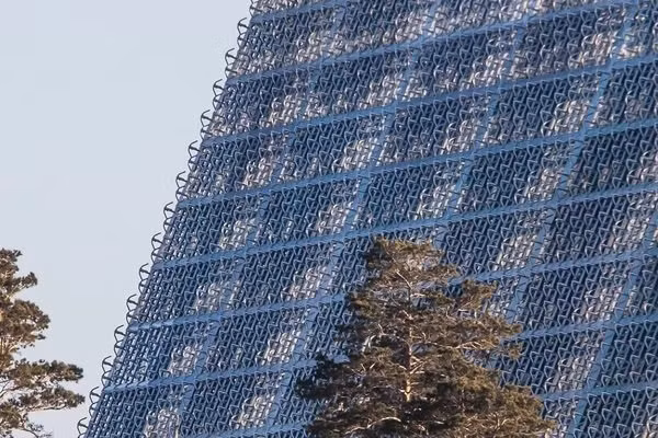 Bởi theo thông tin được Nga công bố, Voronezh-DM là loại trạm radar cảnh báo sớm tên lửa thế hệ mới của Nga, có thể phát hiện ra mục tiêu từ cự li xa tới 6.500 km và có thể đồng thời theo dõi đến 500 mục tiêu khác nhau.