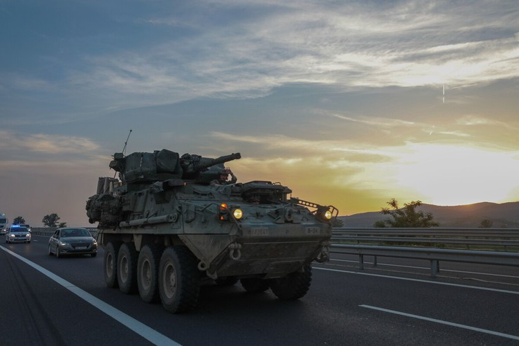 Di chuyển và đảm bảo hậu cần - kỹ thuật cho hàng ngàn binh sĩ cùng với trang thiết bị kỹ thuật cùng một lúc ước tính tiêu tốn của Mỹ khoảng 340 triệu USD.