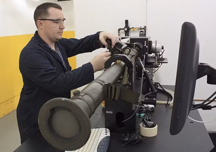 Đây là loại tên lửa được thiết kế khá thông minh khi cài sẵn hệ thống phân biệt bạn-thù, vì vậy dù đối phương có loại tên lửa này cũng khó lòng bắn vào máy bay Mỹ hoặc đồng minh.