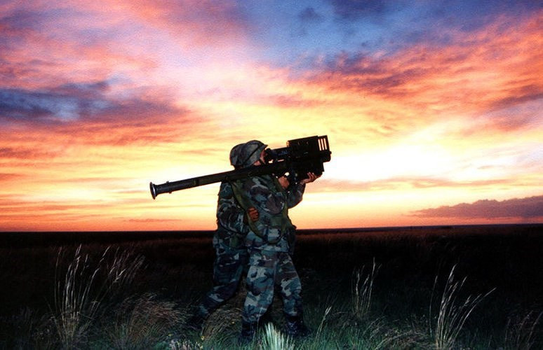 Ngoài các tên lửa Stinger, Mỹ sẽ chuyển giao cả 108 hệ thống phóng cùng 108 hệ thống radar “nhận diện địch và ta” (IFF) cho phía Đài Loan.