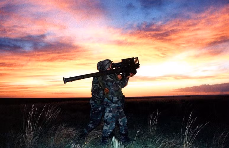 Ngoài các tên lửa Stinger, Mỹ sẽ chuyển giao cả 108 hệ thống phóng cùng 108 hệ thống radar “nhận diện địch và ta” (IFF) cho phía Đài Loan.