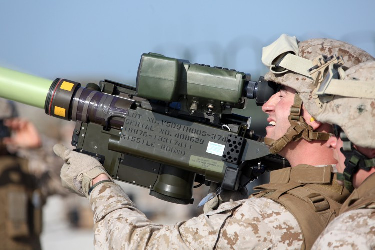 Đạn tên lửa FIM-92 Stinger được đầy khỏi ống phóng bằng liều phóng nhỏ để tạo khoảng cách an toàn với xạ thủ trước khi hệ thống động cơ đẩy 2 tầng nhiên liệu rắn được kích hoạt đưa tên lửa nhanh chóng đạt tốc độ Mach 2,2.