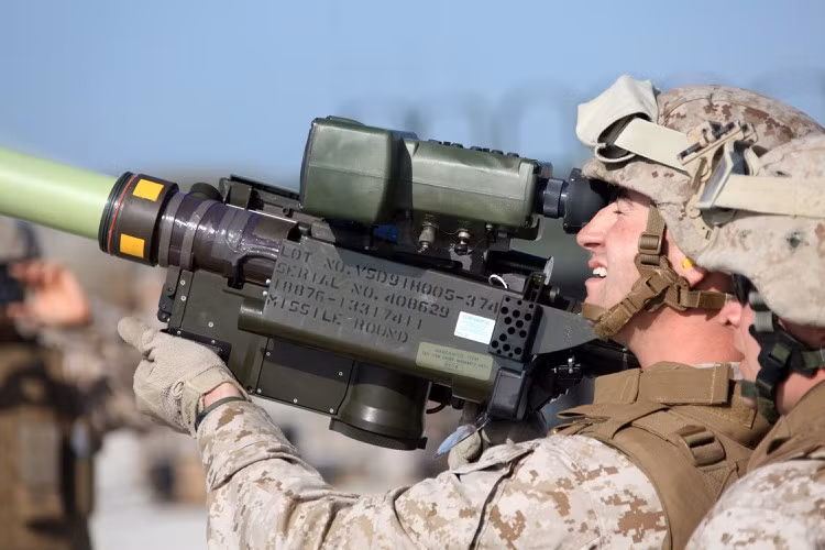 Đạn tên lửa FIM-92 Stinger được đầy khỏi ống phóng bằng liều phóng nhỏ để tạo khoảng cách an toàn với xạ thủ trước khi hệ thống động cơ đẩy 2 tầng nhiên liệu rắn được kích hoạt đưa tên lửa nhanh chóng đạt tốc độ Mach 2,2.