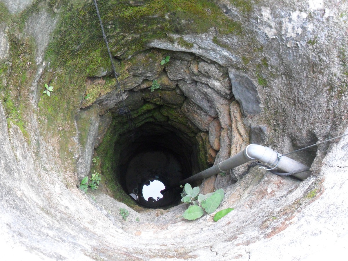 Bên trong giếng lạ.