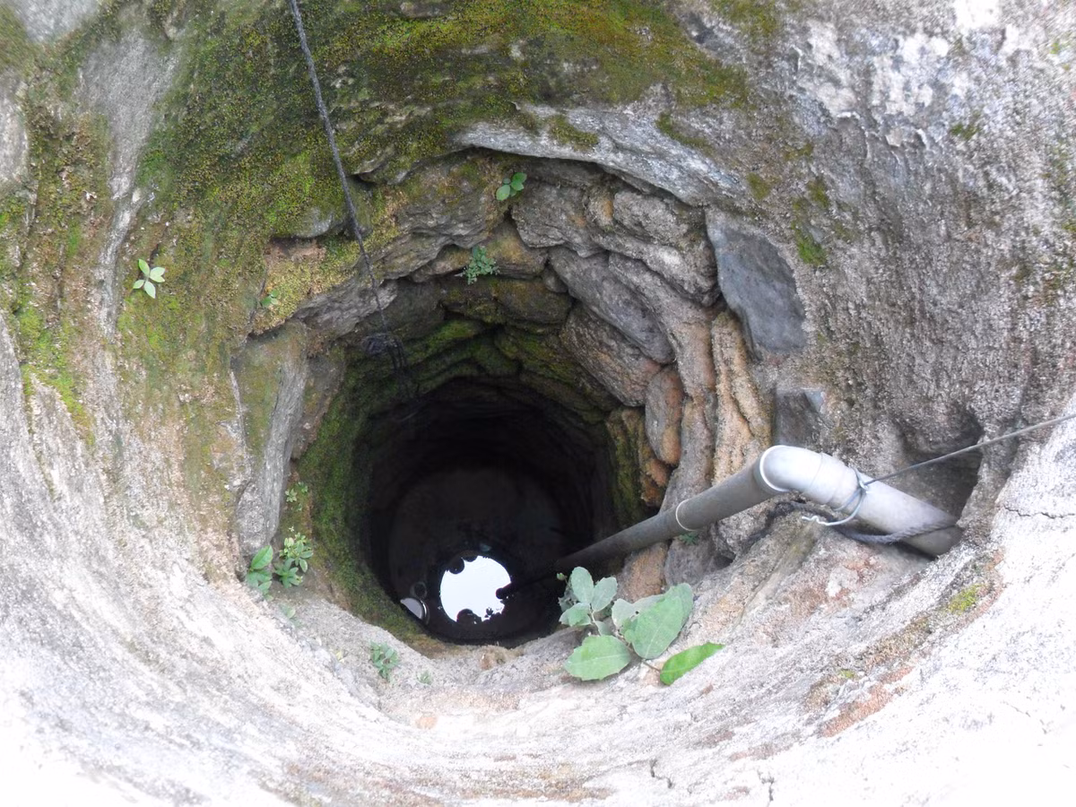 Bên trong giếng lạ.