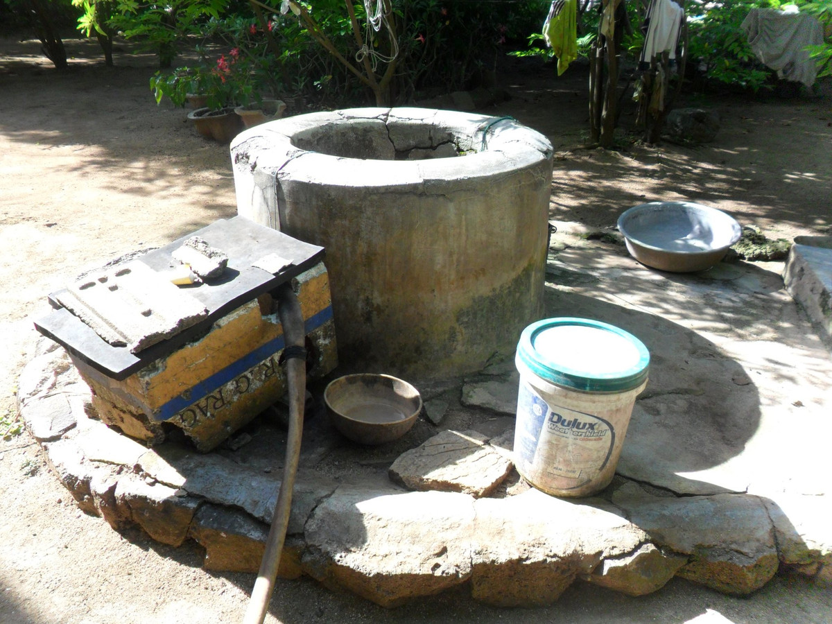 Hình dáng giếng cổ nhìn từ bên ngoài.