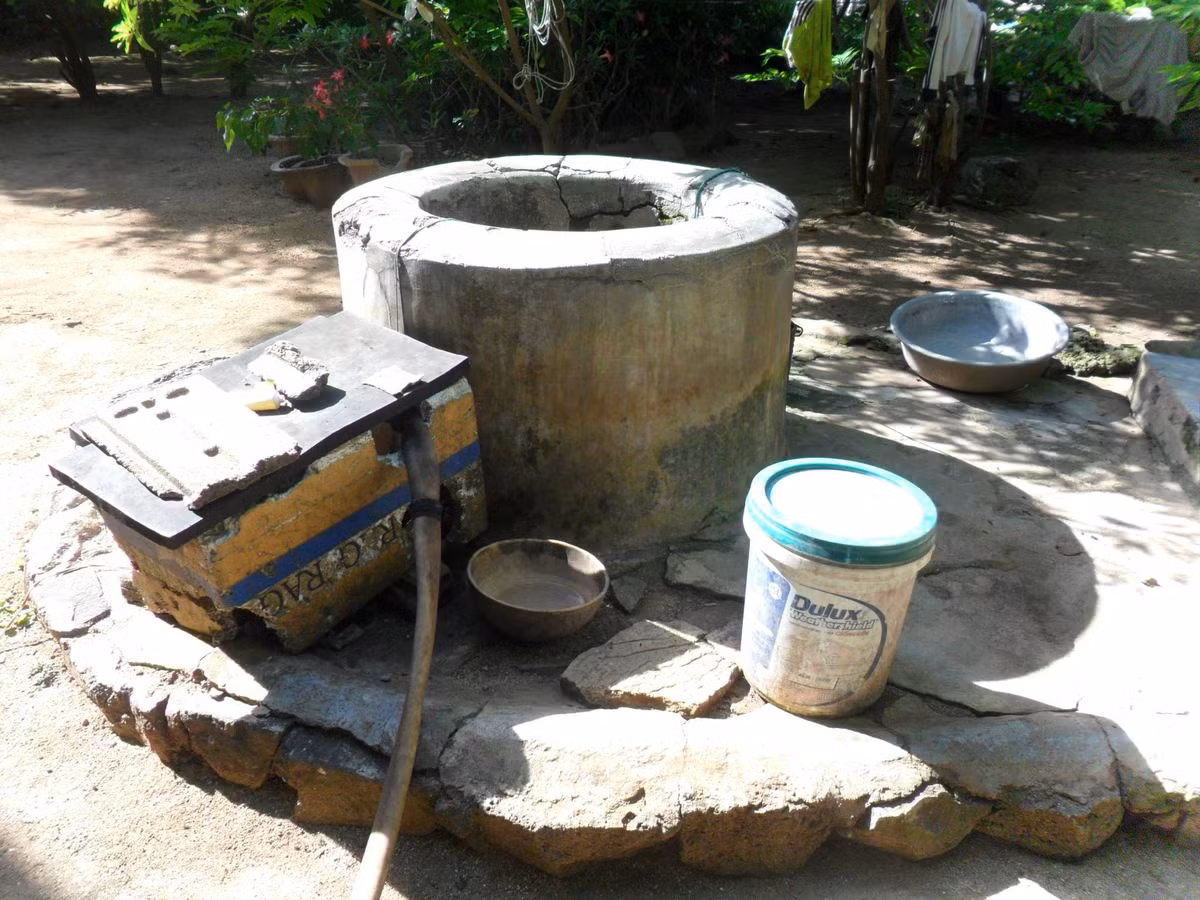 Hình dáng giếng cổ nhìn từ bên ngoài.