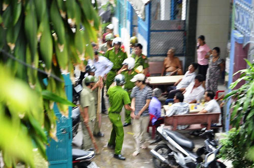 Khong che ga nghien vac dao dap pha tru so UBND phuong