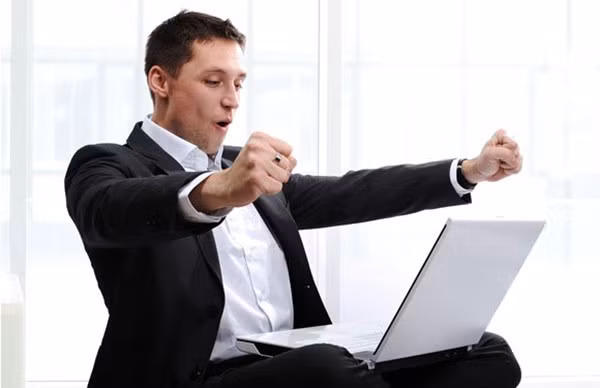 Hoàn thành công việc trong ngày. Chớ để dồn công việc ngày hôm sau nếu bạn không muốn bị stress ngay ngày đầu tiên đi làm. Hoàn thành công việc đúng hạn sẽ khiến bạn cảm thấy thoải mái và tự tin vào những ngày kế tiếp.