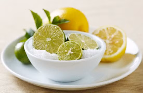 Chanh. Sau khi uống rượu, muốn răng trắng tức thì hãy dùng một lát chanh chà sát trên răng vào môi. Các loại trái cây có tính axit khác như cam hoặc bưởi cũng có tác dụng tương tự.