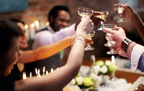 Rượu chè không chỉ làm tổn hại đến sức khỏe mà còn làm cho răng vàng ố, xỉn màu, mất lớp men tráng bọc ngoài răng. Nếu bạn uống rượu quá nhiều thì hãy theo những giải pháp giữ sạch răng sau.