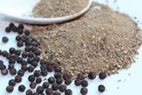 Tiêu. Là loại gia vị cay nồng thơm đặc trưng. Tuy nhiên cũng cần chú ý khi nêm gia vị này. Nếu nấu ở nhiệt độ cao, tiêu sẽ mất mùi và sinh ra chất gây ung thư. Hãy nêm tiêu khi món ăn gần nấu xong sẽ đảm bảo sức khỏe cho cả gia đình.