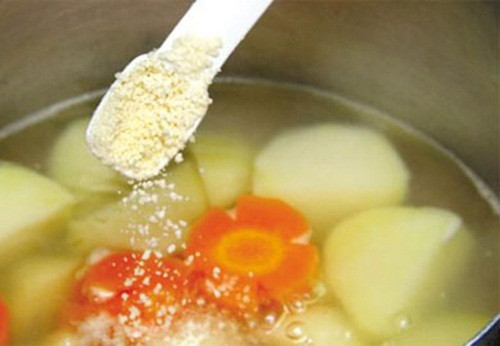 Bột ngọt. Bạn nên nêm bột ngọt khi món ăn đã được chế biến gần xong. Nên nhớ, đừng bao giờ nêm bột ngọt khi đang sôi bởi khi được đun tới nhiệt độ cao, bột ngọt có thể gây độc hại cho người sử dụng.