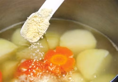 Bột ngọt. Bạn nên nêm bột ngọt khi món ăn đã được chế biến gần xong. Nên nhớ, đừng bao giờ nêm bột ngọt khi đang sôi bởi khi được đun tới nhiệt độ cao, bột ngọt có thể gây độc hại cho người sử dụng.