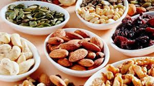 Ăn các loại hạt. Dịp lễ Tết, các loại hạt không hiếm, nhà nào hầu như cũng có. Vì vậy mà chế độ ăn này bạn có thể dễ dàng thực hiện. Hãy chọn các loại hạt chứa sắt để giúp bạn xây dựng ra máu hoặc để giữ sắt dự trữ. Điển hình như mận khô, mơ khô, hướng dương, điều, hạnh nhân, óc chó…