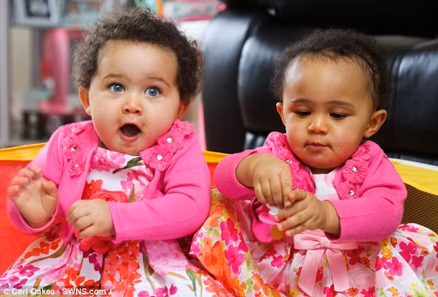 “Khi hai bé đã được sinh ra, chúng tôi đã sửng sốt, thậm chí các bác sĩ không thể tin được," Libby nói. "Họ trông giống như mang hai chủng tộc khác nhau. Amelia giống hệt cha, còn Jasmine là phiên bản thu nhỏ của tôi.”