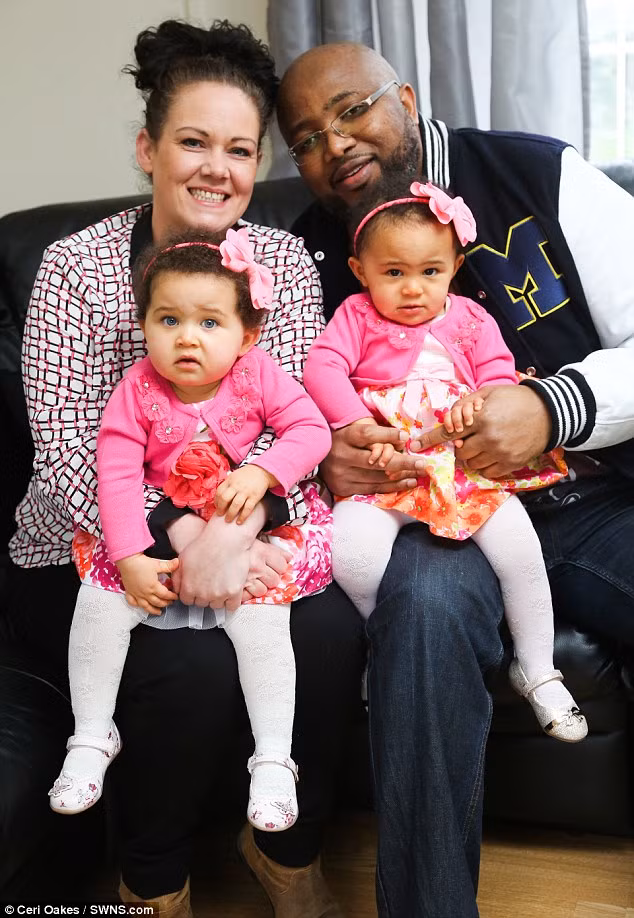 Amelia và Jasmine là chị em song sinh đầu tiên của Vương Quốc Anh có gen giống hệt nhưng lại khác màu da.