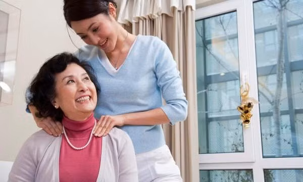 Thứ bảy: Tôn trọng thói quen sinh hoạt của bố mẹ chồng. Giữa hai thế hệ, hai bối cảnh gia đình, hai thời đại sẽ có thói quen cuộc sống khác nhau, sống chung với nhau lâu dài chắc chắn sẽ tạo xung đột. Ví dụ, người già có xu hướng tiết kiệm, thích cằn nhằn, nhưng khi đó bạn không nên ra mặt can thiệp. Hãy tìm lúc thích hợp để nói chuyện giải quyết mọi việc.