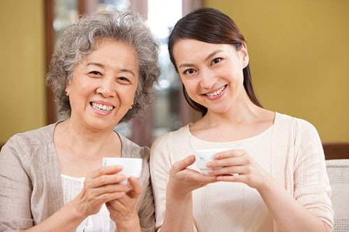 Thứ năm: Không phàn nàn về mẹ chồng trước mặt chồng. Nếu trước mặt chồng phàn nàn về mẹ chồng thì không những rắc rối không được giải quyết mà mọi nguy cơ càng trở nên phức tạp hơn. Thay vì việc đó, bạn nên thử tâm sự với mẹ chồng, bạn cần học cách suy nghĩ cho chồng và suy nghĩ cho mẹ chồng để hóa giải mâu thuẫn này. Như vậy, mẹ chồng sẽ tôn trọng bạn hơn và chồng bạn sẽ yêu mến bạn hơn. 