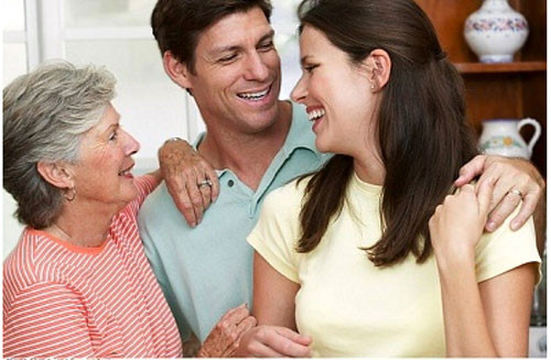 Thứ tư: Khen ngợi chồng và bố chồng trước mặt mẹ chồng. Việc khen bố chồng và chồng trước mặt họ thì có vẻ hơi giả dối, nhưng bạn có thể thực hiện việc này trước mặt mẹ chồng. Mẹ chồng sẽ dần có những tình cảm với nàng dâu, vì biết quý trọng những gì chân thật của con và chồng họ.