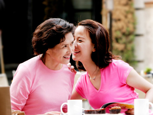 Thứ hai: Thường xuyên trò chuyện với mẹ chồng. Các bà mẹ thường giống nhau, không quá để ý tới vật chất, mà để ý tới tinh thần, họ thường thích trò chuyện cùng con cái. Nói chuyện chính là một tuyệt chiêu không tồi, nó có thể tăng cường tình cảm giữa đôi bên. Đương nhiên, không phải chuyện gì cũng có thể nói, khi nói chuyện cần có mức độ, nói những chuyện giúp ích cho gia đình hòa thuận.