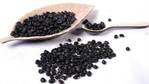 Đối với phụ nữ, đậu đen có chứa anthocyanins, mà là một nguồn tốt của chất chống oxy hóa có thể nhặt rác gốc tự do, đặc biệt là trong môi trường axit của dạ dày, có tác dụng chống oxy hóa tốt để chống lão hóa làn da.