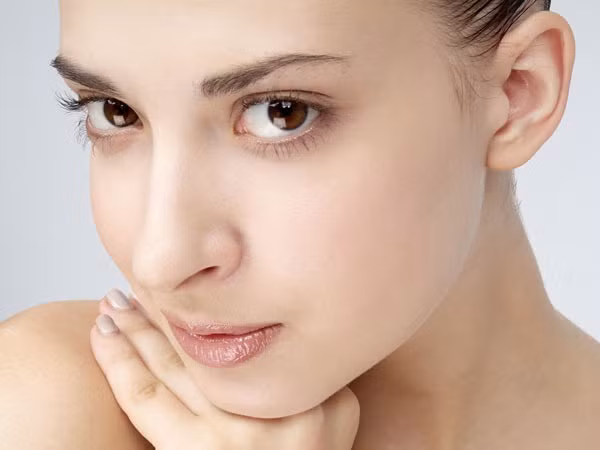 Mọi phụ nữ đều muốn được xinh đẹp và trẻ trung mãi mãi. Tuy nhiên thời gian trôi qua cùng sự gia tăng của tuổi tác và các chất dinh dưỡng mất dần làm cho da bị lão hóa. Bí quyết là chị em nên ăn các loại đậu để có thể thay đổi nội tiết tố, tăng hấp thu chất xơ, ngăn ngừa lão hóa và dưỡng ẩm làn da.