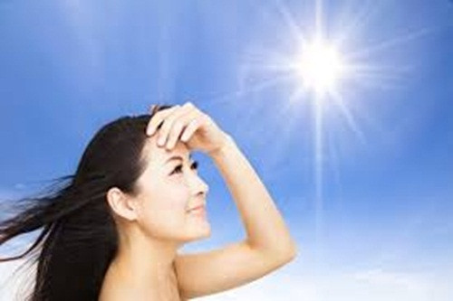Vitamin D. Thực tế nghiên cứu cho thấy nguy cơ 40 % bệnh tim cao và 81% sẽ có nguy cơ chết vì bệnh này nếu thiếu vitamin D. Do vậy hãy bổ sung vitamin D gấp, có thể qua ánh nắng mặt trời hoặc bổ sung từ gan cá, nấm và trứng.