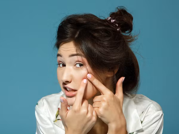 Mụn. Việc sản xuất quá mức hormone khi mang thai sẽ để lại kết quả những con mụn và nhọt sưng tấy. Có thể giảm thiều tình trạng này bằng cách làm sạch da vào buổi sáng và tối với xà bông có nồng độ PH thấp.