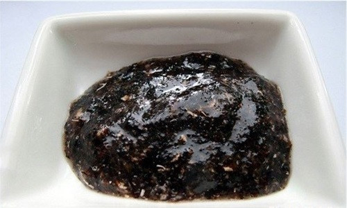 Đắp mặt nạ gián. Đối với nhiều người, gián là thứ côn trùng hôi hám đáng ghét, nhưng đối với phụ nữ Hàn Quốc thì đó lại là thứ nguyên liệu thiên nhiên tuyệt vời để làm đẹp da mặt. Gián đang sống được xay thành thứ bột nhuyễn rồi dùng bột gián đắp mặt nạ.