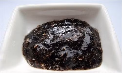 Đắp mặt nạ gián. Đối với nhiều người, gián là thứ côn trùng hôi hám đáng ghét, nhưng đối với phụ nữ Hàn Quốc thì đó lại là thứ nguyên liệu thiên nhiên tuyệt vời để làm đẹp da mặt. Gián đang sống được xay thành thứ bột nhuyễn rồi dùng bột gián đắp mặt nạ.