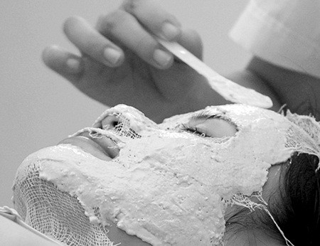 Ngoài ra trong lúc thải, phân chim kết hợp với nước tiểu làm tăng hàm lượng urea. Vì có khả năng hút nước cao nên urea thường được dùng làm chất giữ ẩm trong ngành mỹ phẩm.