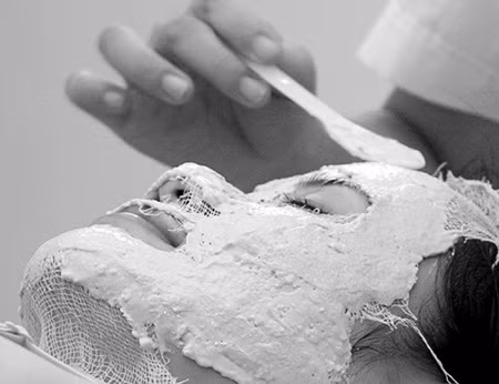 Ngoài ra trong lúc thải, phân chim kết hợp với nước tiểu làm tăng hàm lượng urea. Vì có khả năng hút nước cao nên urea thường được dùng làm chất giữ ẩm trong ngành mỹ phẩm.