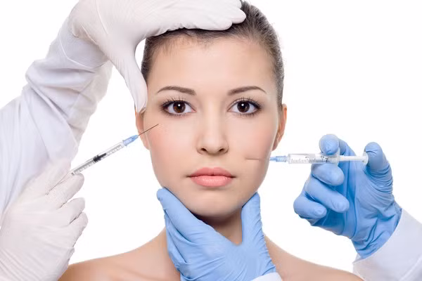 Sẹo lõm vuông. Loại sẹo này có hình oval, có cạnh được hình thành ở tầng sâu hoặc nông của da. Bạn nên dùng phương pháp pháp lột da hóa học, mài mòn da để làm mờ các thành sẹo và sau đó là tiêm filler để làm đầy da.