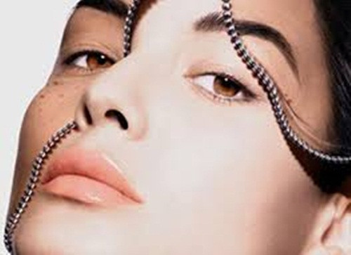 Sẹo phẳng. Việc nhận biết sẹo này rất khó bởi nó phẳng trên bề mặt da, tuy nhiên dưới ánh nắng hoặc ánh sáng thì nó sẽ lộ rõ bởi màu khác với màu da bạn. Với sẹo này, bác sỹ khuyên bạn nên bội loại kem giảm viên và mờ thâm.