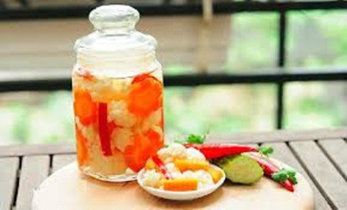 Các nhà khoa học khuyến cáo rằng, những người bị bệnh đường tiêu hóa như viêm loét dạ dày, hành tá tràng không nên dùng những đồ muối chua. Những người già cũng vậy, ăn đồ muối như dưa già có thể gây xoắn ruột, tắc ruột do bã quá nhiều.