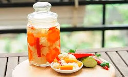 Các nhà khoa học khuyến cáo rằng, những người bị bệnh đường tiêu hóa như viêm loét dạ dày, hành tá tràng không nên dùng những đồ muối chua. Những người già cũng vậy, ăn đồ muối như dưa già có thể gây xoắn ruột, tắc ruột do bã quá nhiều.