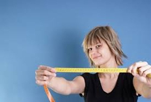 Lượng calo. Lượng calo trong cơ thể có ảnh hưởng rất lớn đến sức khỏe. Phụ nữ cần 2000 calo trong khi đàn ông cần đến 2550 calo mỗi ngày. Tuy nhiên, lượng calo cũng tùy thuộc vào cân nặng, chiều cao và độ tuổi.