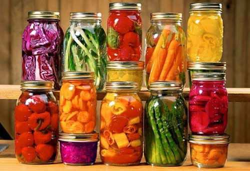 Tránh các loại muối chua, đồ hộp. Những loại này thường được tẩm rất nhiều muối làm tăng nguy cơ đóng sỏi của bạn lên gấp nhiều lần. Do vậy hãy tránh xa càng tốt, nếu bạn muốn ăn thì phải chú ý đến lượng muối trên vỏ hộp.