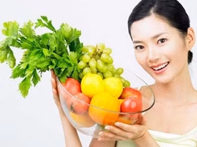 Giảm bớt thịt gia cầm. Tránh xa những loại này để giúp giảm lượng purine ăn vào, giảm sản xuất acid uric, kiềm hóa nước tiểu. Nên ăn nhiều trái cây, rau quả nhằm kiềm hóa nước tiểu và giảm nguy cơ tạo tinh thể acid uric.