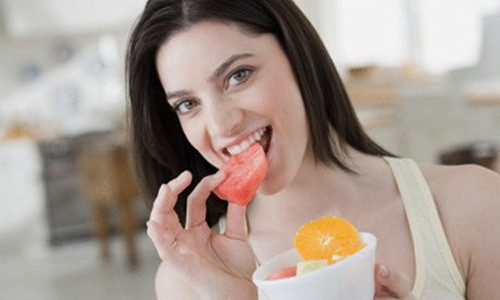 Đầu tiên, mọi người cần thay đổi lại việc ăn uống, cần có chế độ dinh dưỡng phù hợp. Nên hạn chế các thực phẩm giàu tinh bột, thay vào đó bổ sung nhiều chất xơ trong các loại rau củ quả xanh tươi.