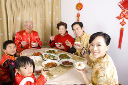 Năng vận động. Cách này có vẻ dễ hơn cả đối với dịp lễ tết bởi bạn có thể tận dụng việc thăm hỏi họ hàng, tụ tập bạn bè để vận động. Các hoạt động sẽ làm cho dạ dày dễ làm việc hơn là ngồi ì một chỗ. Tuy nhiên, không nên vận động quá mạnh sau khi ăn no.