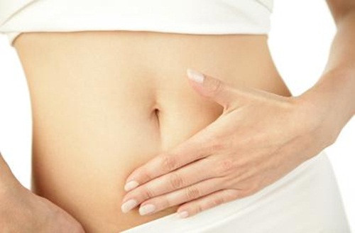 Massage bụng. Ngoài việc chữa trị bằng thực phẩm và kiêng khem, bạn cũng có thể làm theo cách dân gian như sau: Xoa đều bụng theo chiều kim đồng hồ từ bẹ sườn bên phải sáng trái, xuống dưới, sang phải rồi trở về điểm xuất phát cho đến khi ợ hơi. Trước khi massage có thể thêm dầu nóng lên bụng để tăng tác dụng.