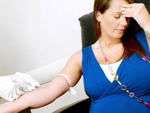 Dấu hiệu ho gà có thể là sốt, hắt hơi, nghẹt mũi. Tiếp theo là ho dài 1-2 tuần sau đó. Bạn nên tiêm chủng ho gà uốn ván và bạch hầu để đề phòng bệnh nay. Nếu là phụ nữ đang mang thai, hãy tiêm chủng 3 tháng cuối để bảo vệ em bé của bạn.