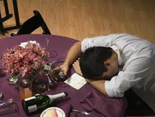 Không uống quá nhiều rượu bia. Tết đến điều này có nghĩa bạn thường phải đối mặt với những lời mời uống rượu bia rất thường xuyên. Tuy nhiên, bạn phải ngăn mình và tiết chế lại thức uống không lấy gì làm lành mạnh này. Bởi nếu uống rượu bia quá chén, bạn sẽ thấy vô cùng mệt mỏi, đau nhức.